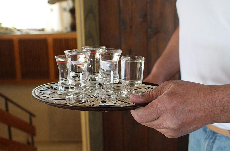 Ko pije rakiju iz Srbije: Najviše žestokih pića izvozi se u Hrvatsku