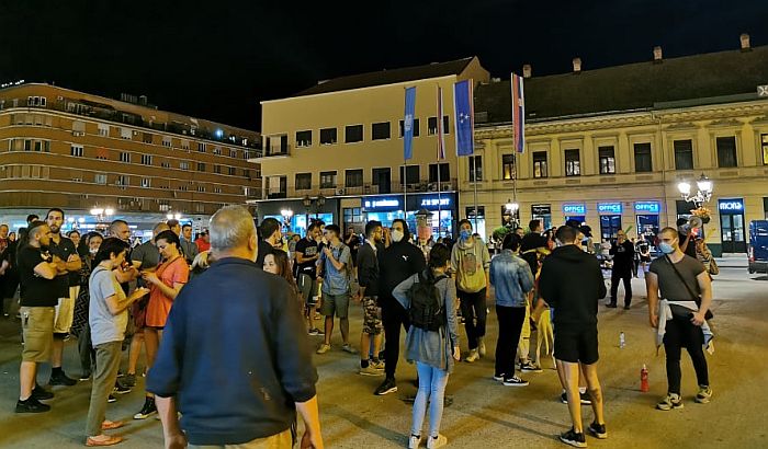 VIDEO: Završen protest u Novom Sadu, policija čuvala Gradsku kuću