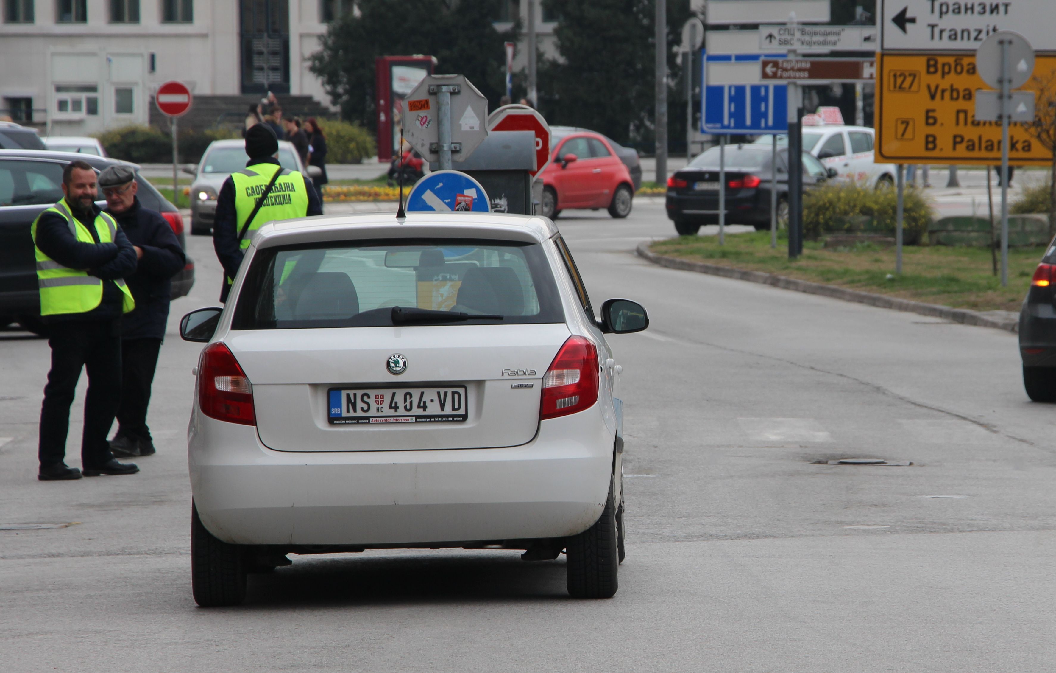 FOTO: Inspektori stražare kod rampe za pešačku zonu, gradski informacioni sistem i dalje ne radi