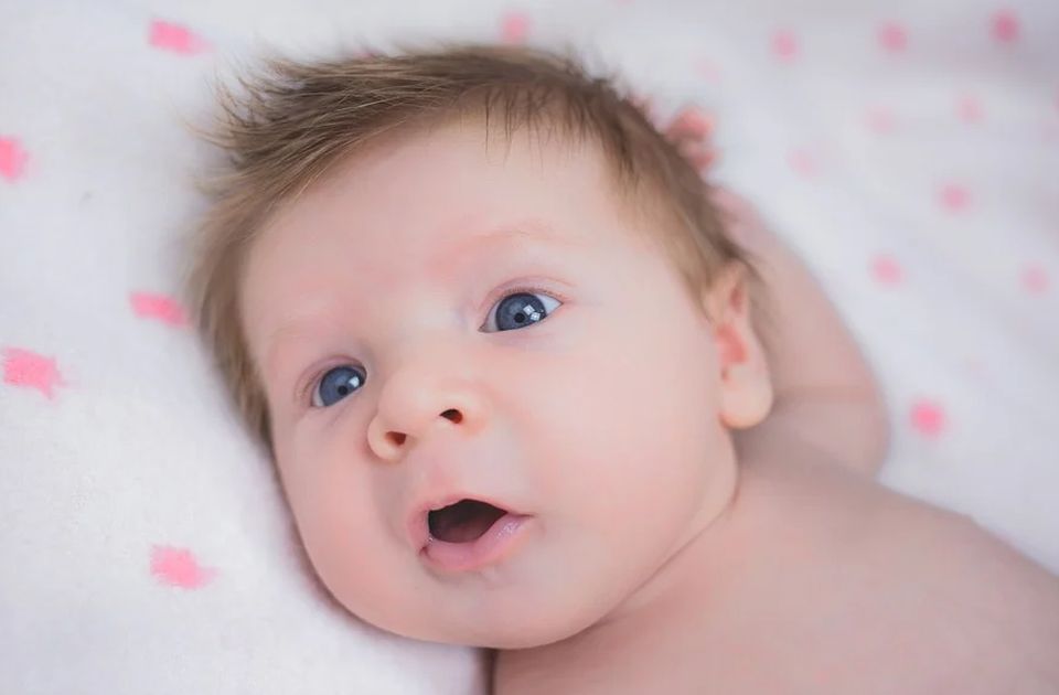 Zašto se bebama menja boja očiju