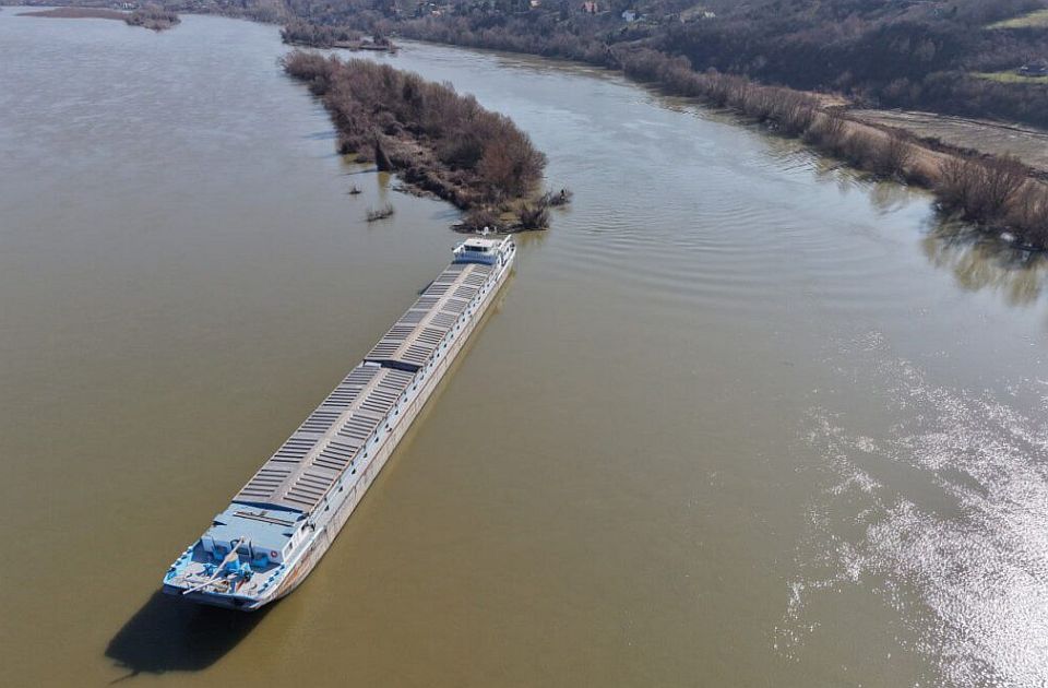 "Stanje na rekama haotično": Nadležni bez odgovora kako je u Novom Sadu brod bez nadzora prešao 24 km