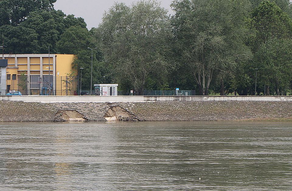 FOTO, VIDEO: Oštećen deo bedema na keju, stvorila se rupa, čeka se povlačenje Dunava