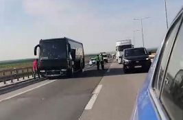 VIDEO: Zapalio se autobus na mostu kod Beške, saobraćaj usporen