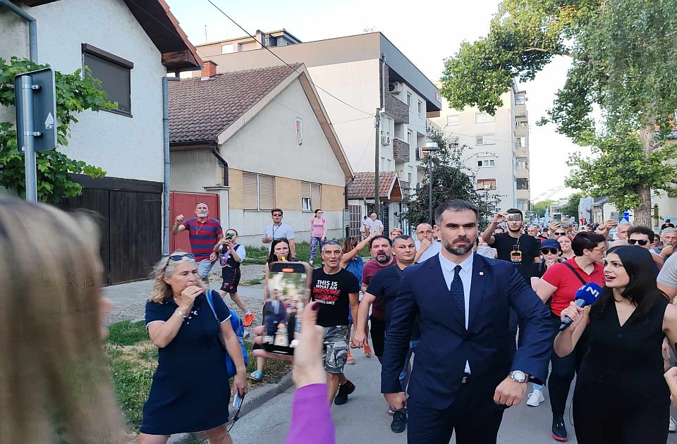 FOTO, VIDEO: Zbor Podbare bukom ispratio Mićina, interventna policija ga sprovela do automobila FOTO, VIDEO: Zbor Podbare bukom ispratio Mićina, interventna policija ga sprovela do automobila