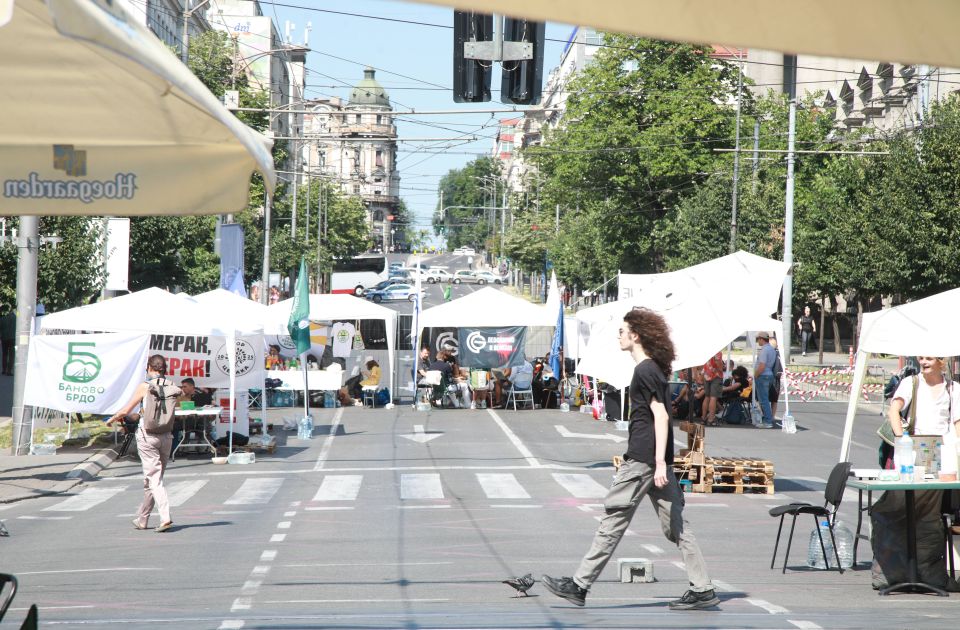 Akademska zajednica 15. dan blokira raskrsnicu kod Vlade: Ne odustaje do ispunjenja zahteva Akademska zajednica 15. dan blokira raskrsnicu kod Vlade: Ne odustaje do ispunjenja zahteva