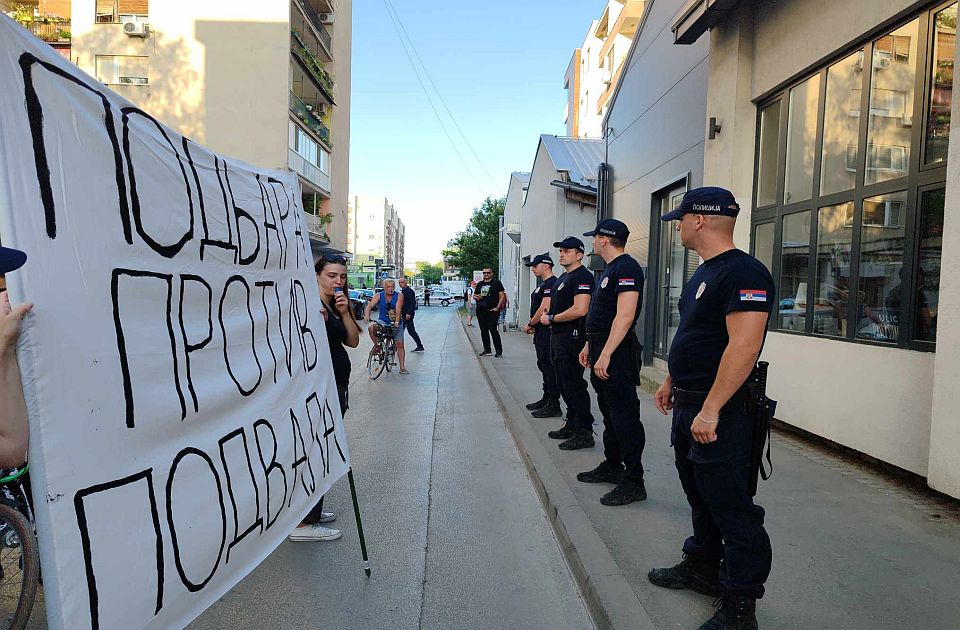 FOTO, VIDEO: Mićin u Svilari, ispred Zbor građana Podbare, između policija