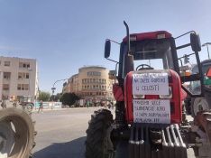 UŽIVO VIDEO, FOTO: Blokade u Novom Sadu, traktori zaustavljaju saobraćaj