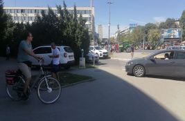VIDEO: Pogledajte kako vozači, po svaku cenu, zaobilaze blokade saobraćaja u Novom Sadu