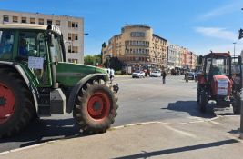 VIDEO: Blokade u Novom Sadu, traktori zaustavljaju saobraćaj