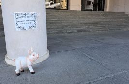 FOTO: Umrlica za srpsko stočarstvo na zgradi Pošte u Novom Sadu