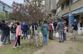 FOTO Građani nastavljaju da uređuju grad: Počelo sređivanje fasada u Narodnog fronta