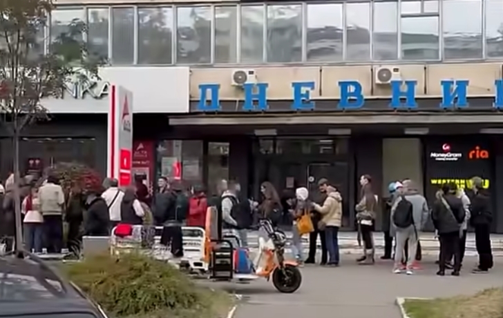 VIDEO Redovi ispred Alta banke u Novom Sadu nakon oduzimanja dozvole