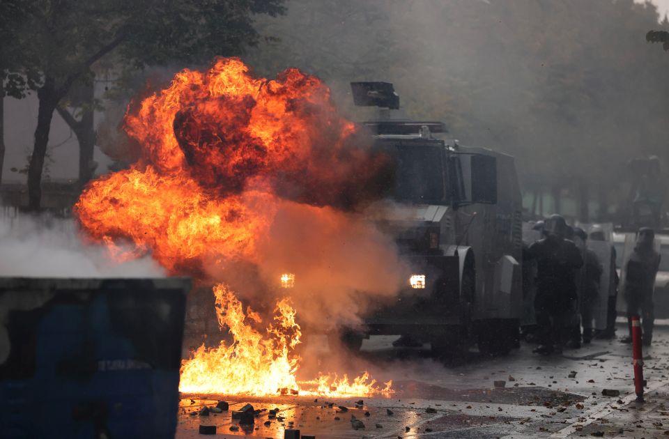 Učesnici protesta u Tirani bacali Molotovljeve koktele na policiju