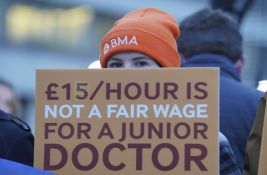 Mladi lekari u Engleskoj počeli istorijski štrajk: Obustavili rad na šest dana