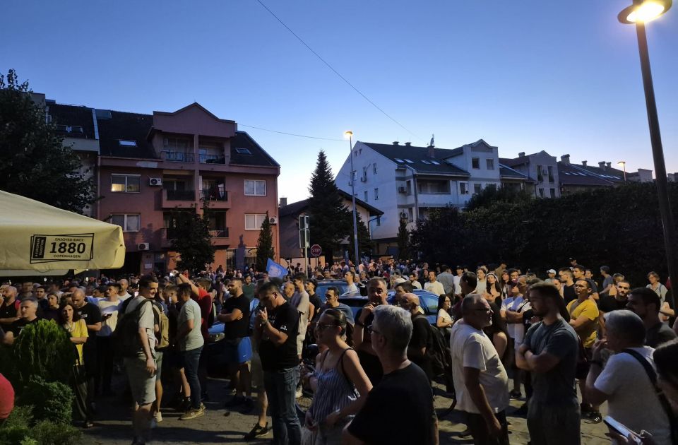 FOTO, VIDEO: Došlo do incidenata između demonstranata i članova SNS u Branimira Ćosića FOTO, VIDEO: Došlo do incidenata između demonstranata i članova SNS u Branimira Ćosića