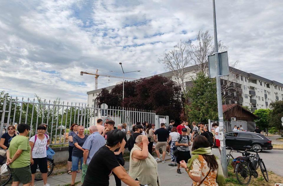 VIDEO: Policajac u civilu odgurnuo studenta da omogući prolaz onima koji polažu ispite na Novosadskom sajmu VIDEO: Policajac u civilu odgurnuo studenta da omogući prolaz onima koji polažu ispite na Novosadskom sajmu