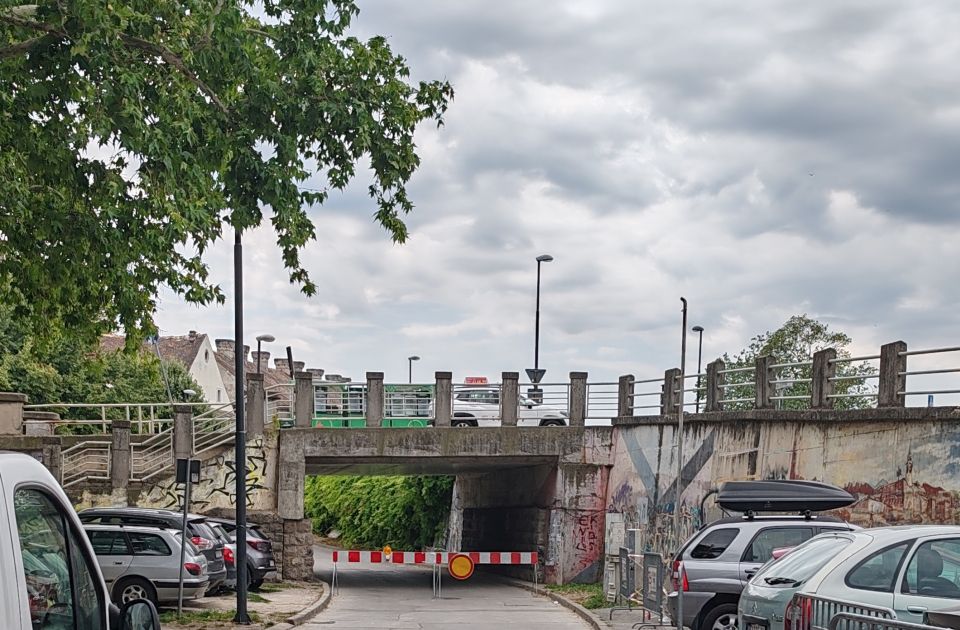 FOTO Deo Gradića zatvoren zbog snimanja serije: Građani preko ceduljica obavešteni samo dan ranije