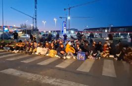 FOTO, VIDEO Novosadski studenti tokom noći blokirali GSP: Policija jutros uklonila blokadu