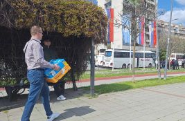 FOTO: Autobusi za prevoz na miting u Beogradu parkirani na keju