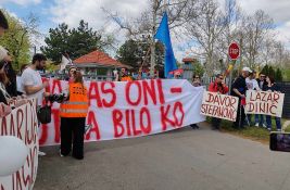 VIDEO Održan protest podrške pritvorenim aktivistima: Ispred zatvora na Klisi ostavljene poruke