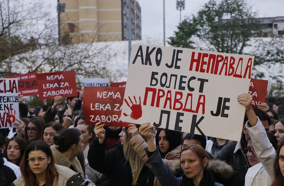 Novosadski studenti u blokadi Medicinskog fakulteta: "Policija planira upad na naš fakultet"