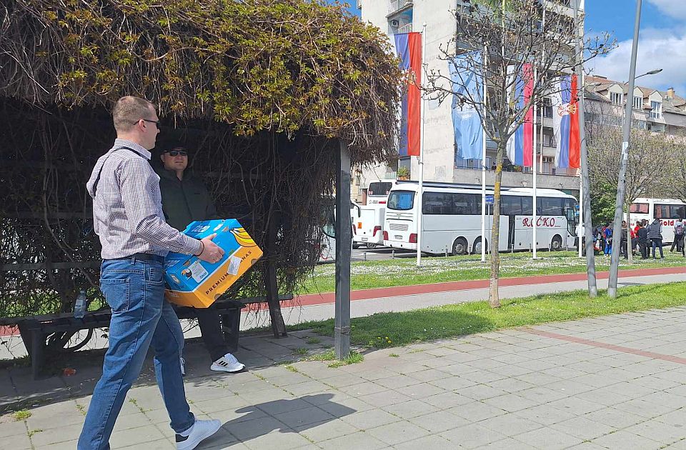 FOTO: Autobusi za prevoz na miting u Beogradu parkirani na keju