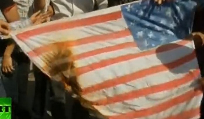 Neredi na ulicama Atine tokom posete Pompea, zapaljena zastava SAD