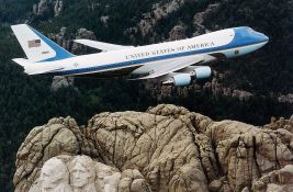 Novinari toliko krali stvari iz aviona predsednika SAD da su morali da ih ukore