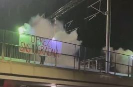 VIDEO: Studenti u Subotici prekrečili uvredljive grafite i upozorili da podvožnjak nije bezbedan VIDEO: Studenti u Subotici prekrečili uvredljive grafite i upozorili da podvožnjak nije bezbedan