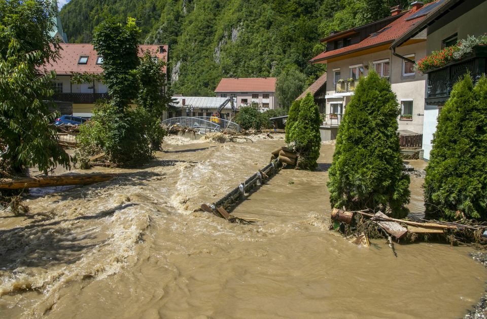 Severna Makedonija šalje 100 vojnika u Sloveniju: Pomoć u otklanjanju posledica poplava