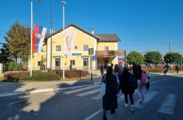 FOTO Stanje na stanici u Petrovaradinu: Jedan šalter, stotine automobila, hodanje preko pruge