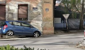FOTO: Pauk odneo više od 30 nepropisno parkiranih automobila na Podbari, građani nemaju gde da parkiraju