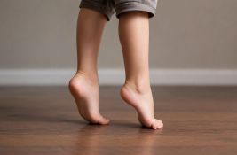 Ako vaše dete hoda na prstima: Evo kada je to normalno, a kada ukazuje na problem