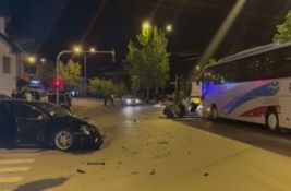 VIDEO Sudar dva automobila i autobusa u Novom Pazaru: Jedna osoba teže, a tri lakše povređene