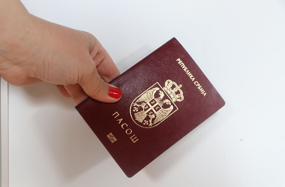 Poskupeo novi burgundi pasoš: Poznato koliko sad košta njegova izrada