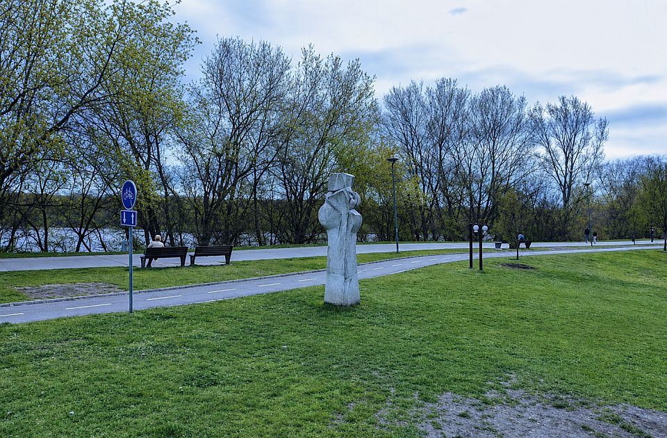 Izmešta se "Kameni cvet" sa keja zbog izgradnje pešačko-biciklističkog mosta