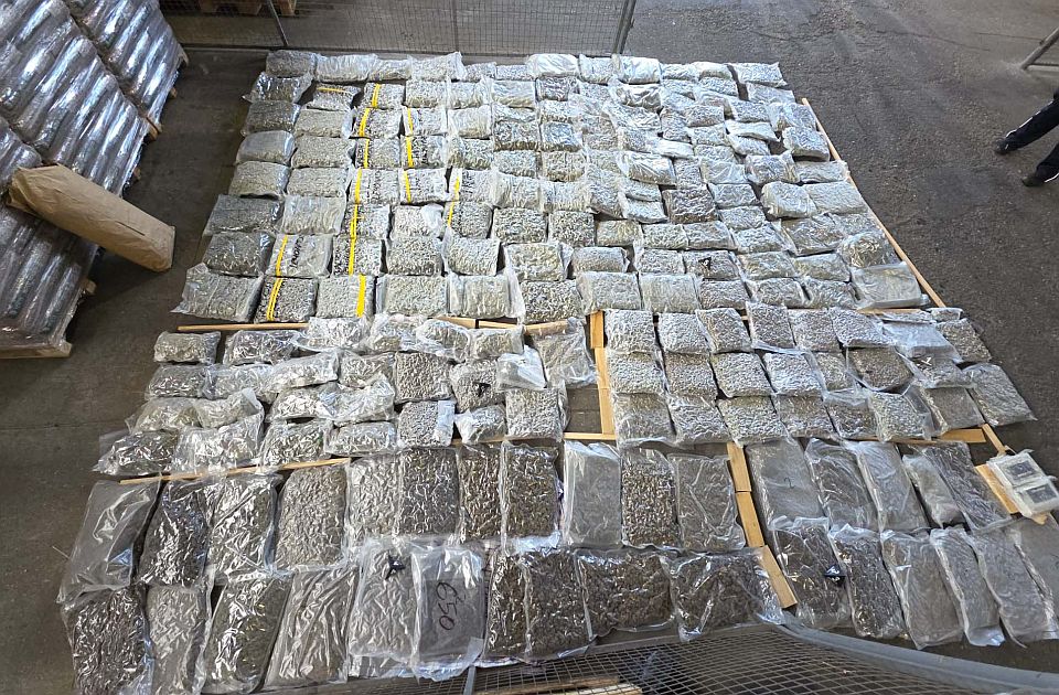 FOTO: Novosađanin uhapšen na Batrovcima zbog više od 200 kg marihuane i kokaina