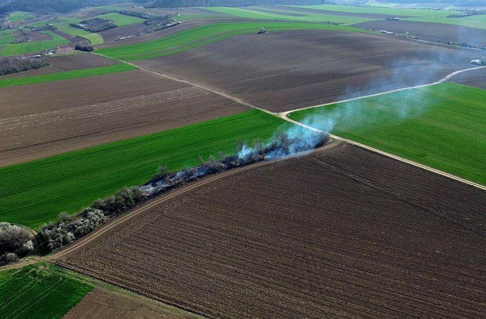FOTO: Palili biljne ostatke u okolini Novog Sada i izazvali požare - dobili prekršajne prijave