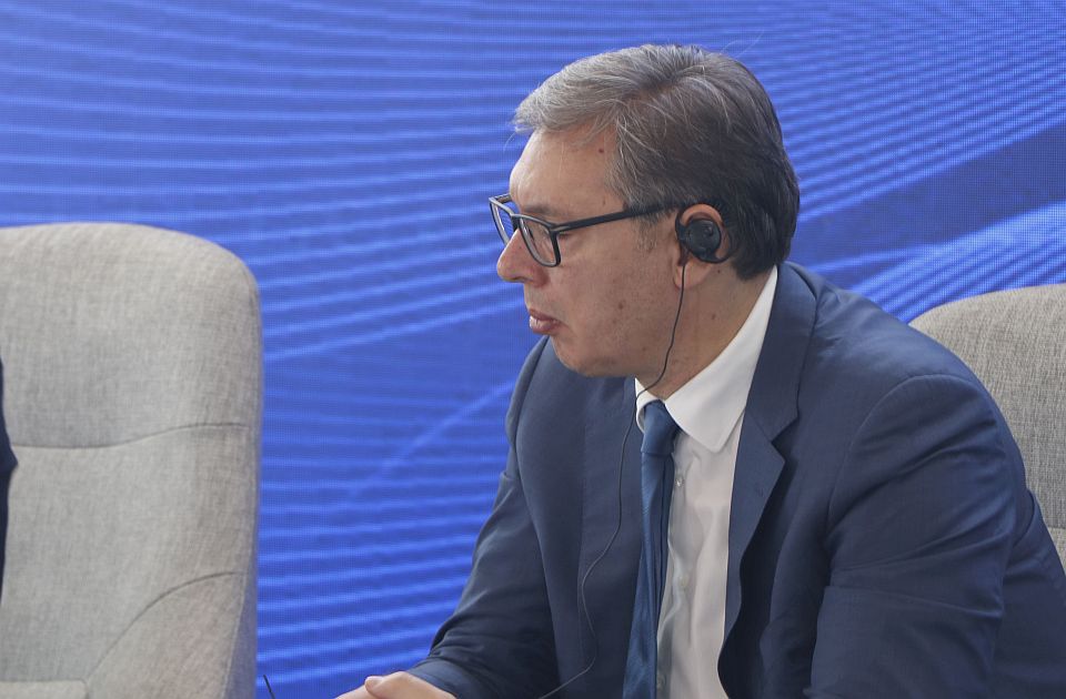 Građani protestovali ispred lokalne TV u Čačku na kojoj je gostovao Vučić 