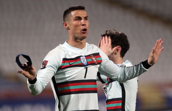 Prodaje se kapitenska traka koju je Ronaldo bacio u Beogradu, novac ide malom Gavrilu