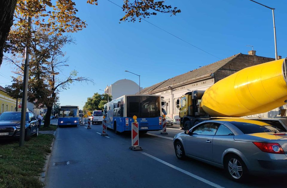 I dalje potpuni kolaps u Petrovaradnu: Šta se dešava u saobraćaju 