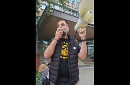 VIDEO: Protest ispred zgrade policije u Kraljevu zbog privođenja odbornika