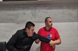 VIDEO Prekinuta sednica Skupštine Kraljeva: Obezbeđenje pokušalo da skloni sa govornice odbornika