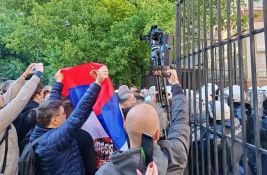 VIDEO: Guranje građana i policije na protestu ispred novosadskog suda