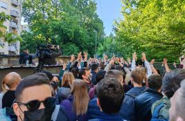 VIDEO Nakon guranja građana i policije ispred novosadskog suda: Okupljeni podigli ruke i skandiraju