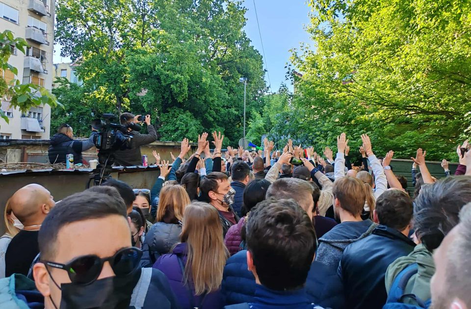 VIDEO Nakon guranja građana i policije ispred novosadskog suda: Okupljeni podigli ruke i skandiraju VIDEO Nakon guranja građana i policije ispred novosadskog suda: Okupljeni podigli ruke i skandiraju