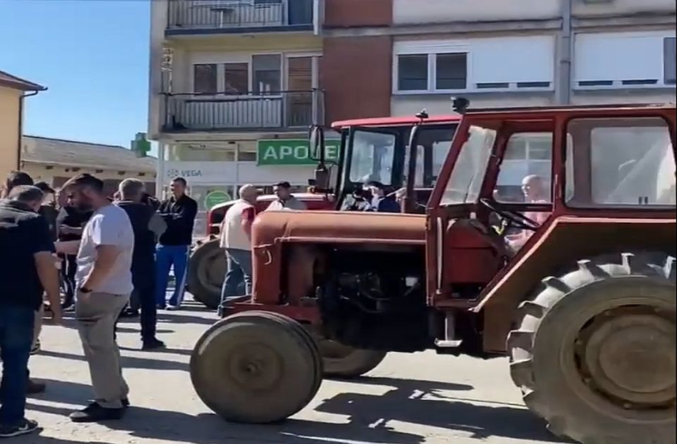 VIDEO Poljoprivrednici blokirali Bogatić: Dovezli traktore i cisterne sa tečnim đubrivom