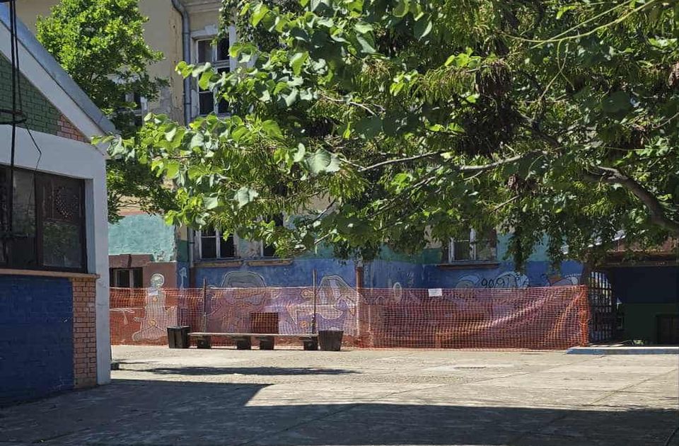 Škola u Sremskim Karlovcima iznenada zatvorena: Đaci poslati kući i prebačeni na onlajn nastavu
