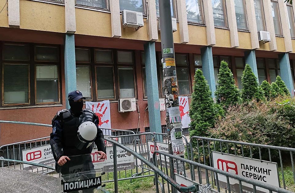 FOTO, VIDEO: Blokada suda u Novom Sadu, traži se oslobađanje aktivista
