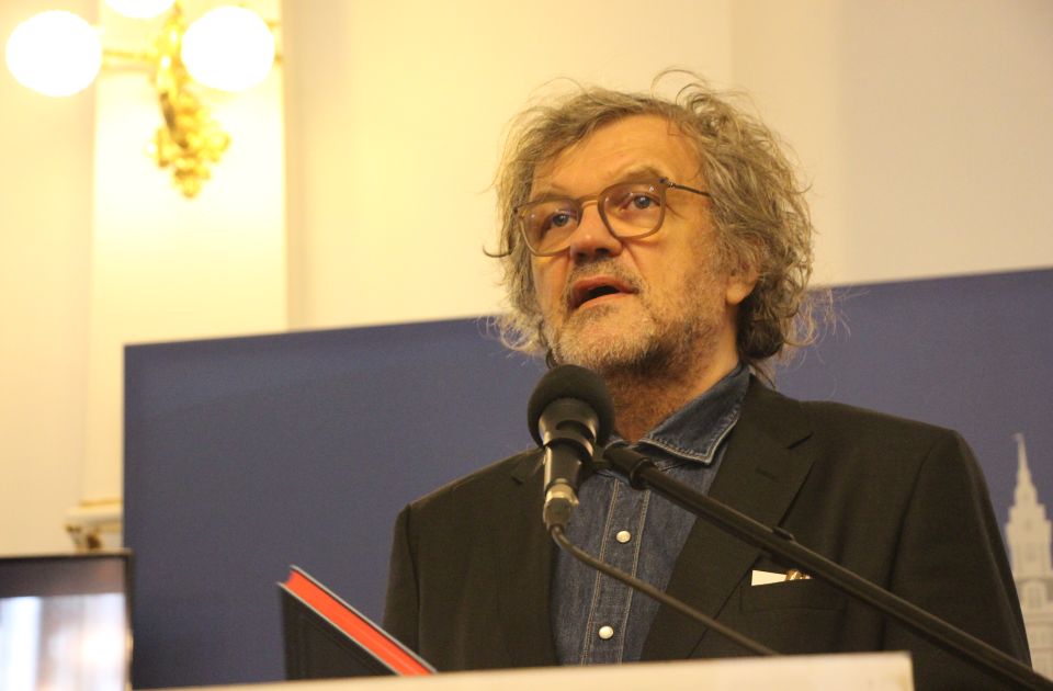 Emiru Kusturici u Novom Sadu uručena nagrada "Dejan Medaković" za knjigu o Peteru Handkeu